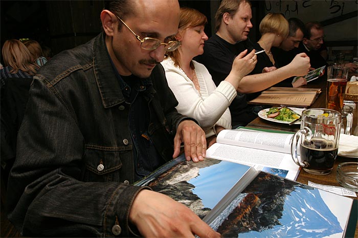 Влад Дурницкий рассматривает фотографии Камчатки. У нас на сайте он не присутсвует, но некогда он был одним из учредителей клуба Русский Аквариум.
