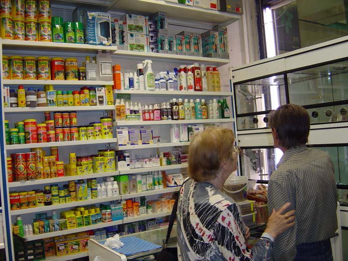 Таррагона: витрина с лекарствами, кормами и собачьими шампунями
