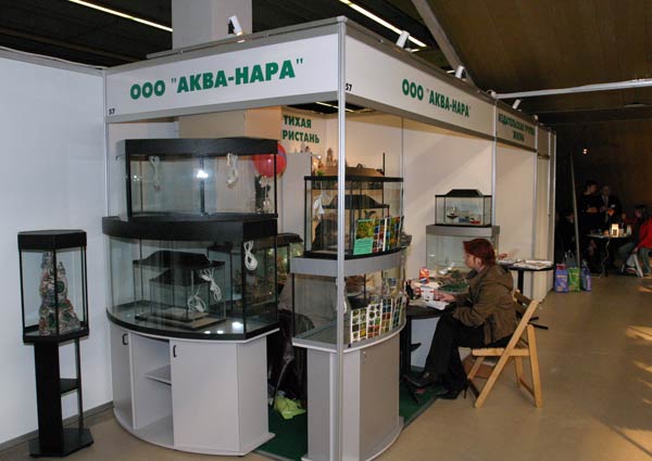 Известные производители аквариумов Аква-Нара предпочли демонстрировать пустые банки.
