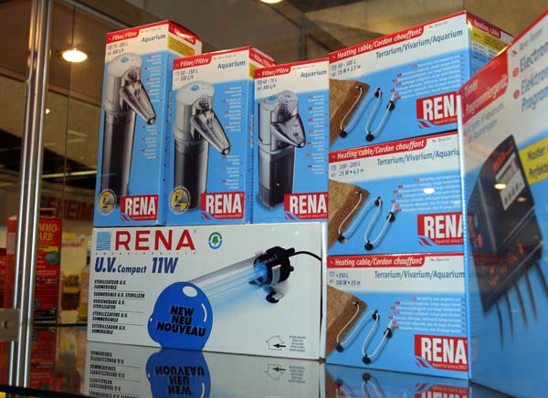 Внутренние фильтры, донные нагреватели (термошнуры) и УФ-стерилизатор от Rena. На рынке кроме шнуров ничего нет :(
