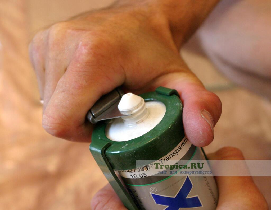 Срезаем колпачок на тубе Срезаем колпачок на тубе